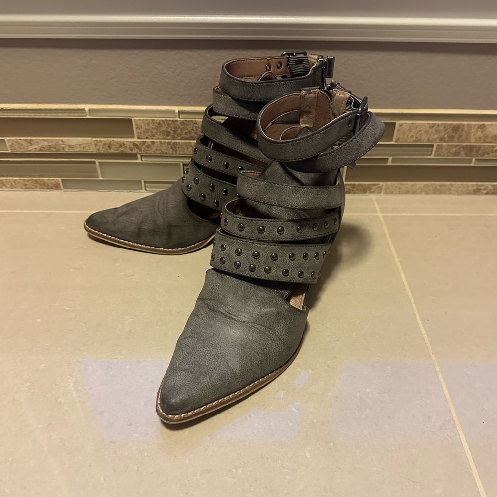 Women’s Beast Fashion Ankle Boots